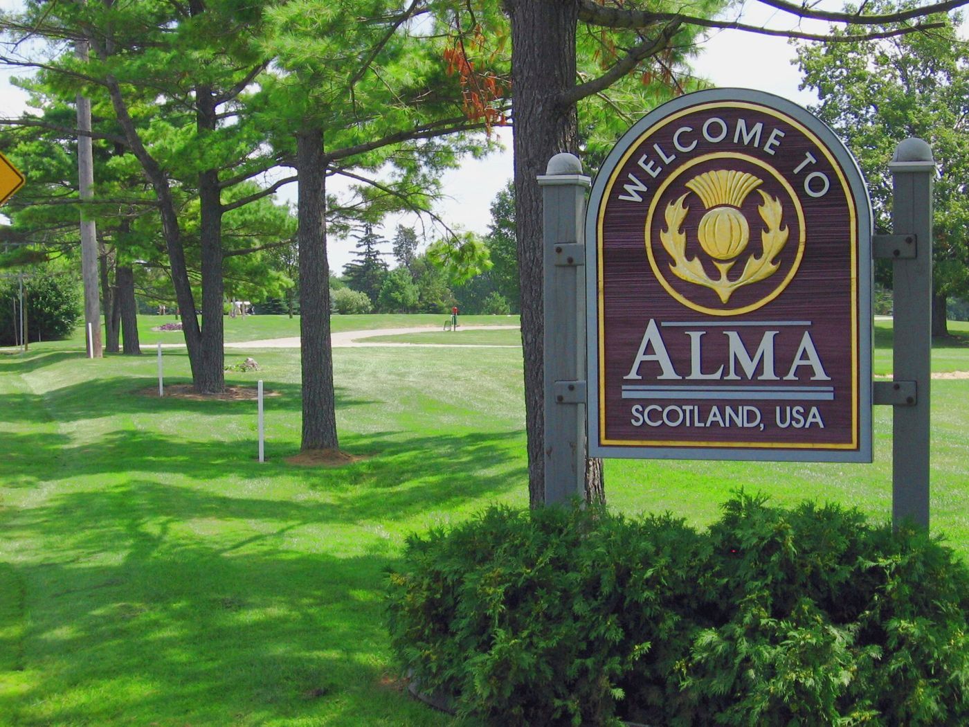Welcome to Alma sign with the city's thistle emblem